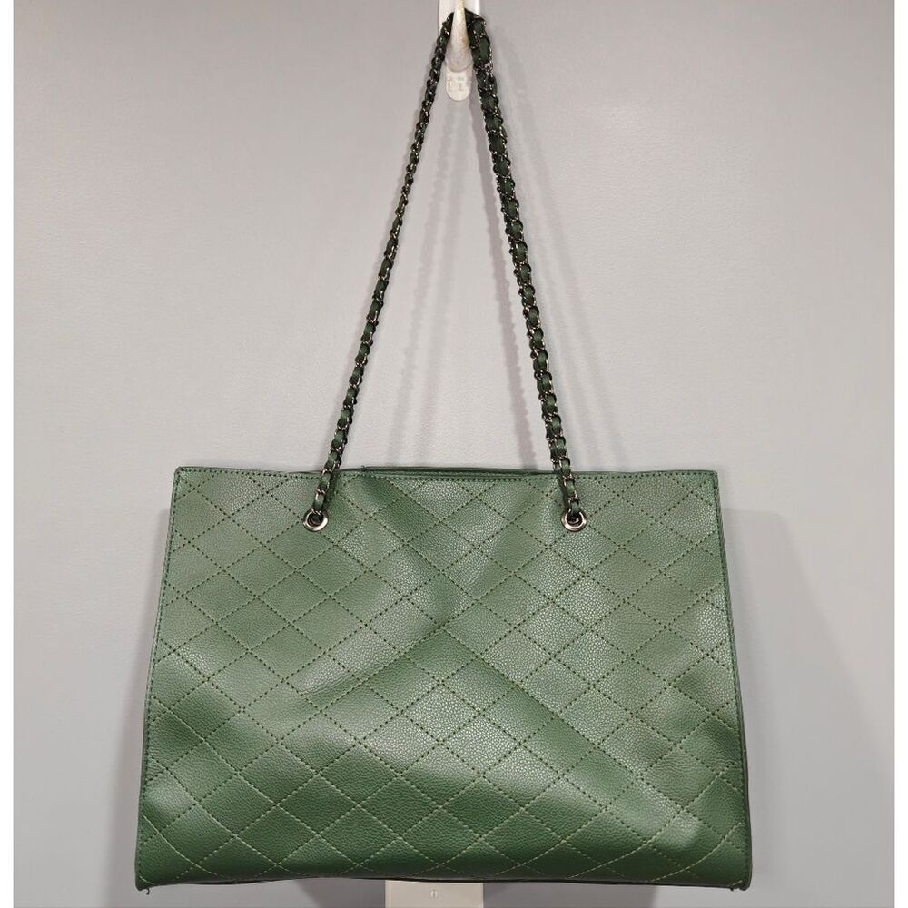 🐢 Green Quilted Vegan Leather Tote. Convertible Strap. - Picture 3 of 15